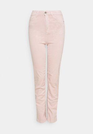 Jean en denim rose clair avec une silhouette ajustée, dotés de poches avant, d'une fermeture éclair et d'un bouton unique. Texture lisse et design classique.