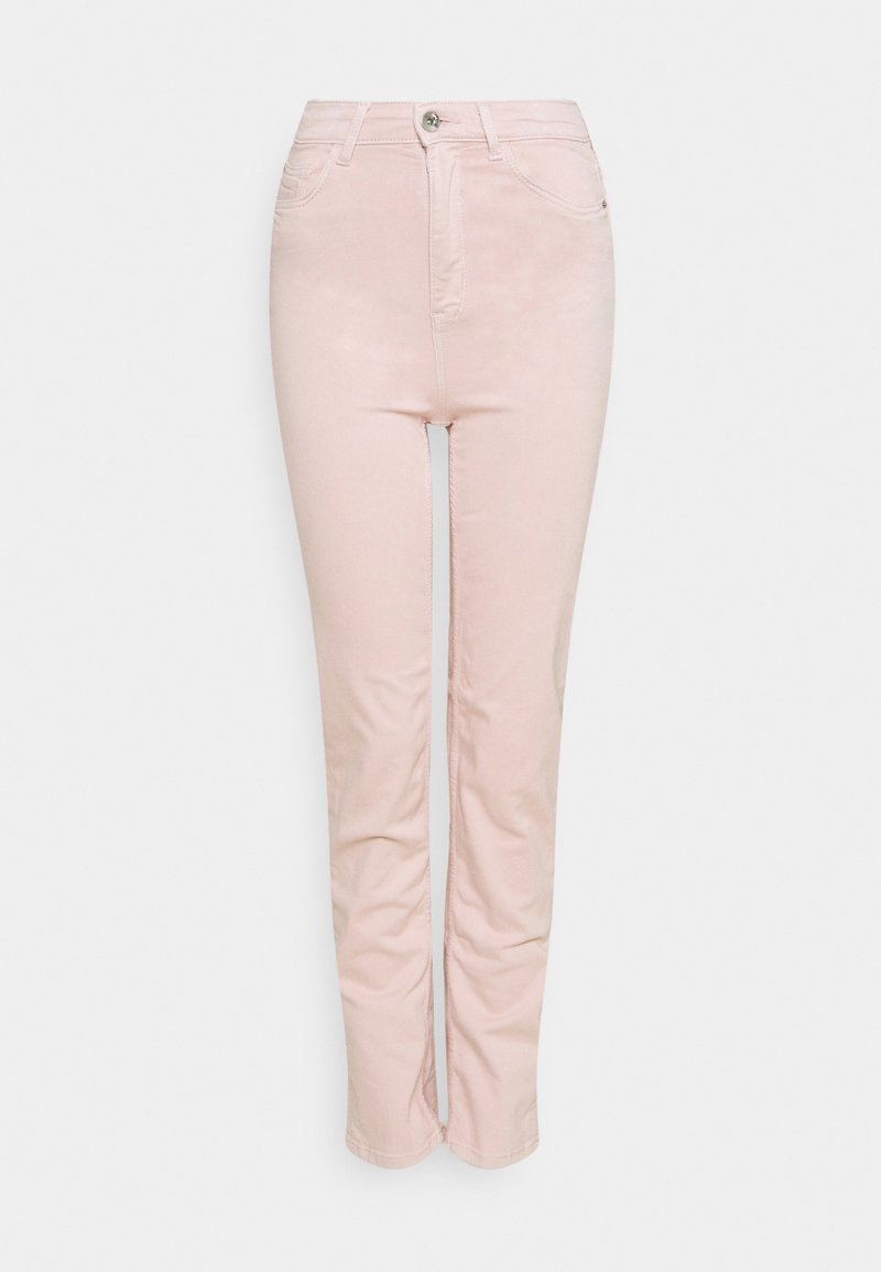 Jeans de mezclilla rosa claro con una silueta ajustada, que cuentan con bolsillos frontales, cierre con cremallera y un único botón. Textura suave y diseño clásico.