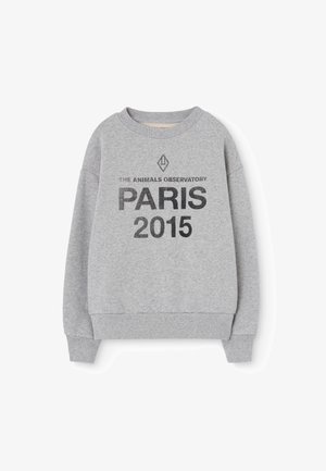 Sudadera gris con cuello redondo y mangas largas. Presenta texto negro: "THE ANIMALS OBSERVATORY PARIS 2015" impreso en la parte frontal.