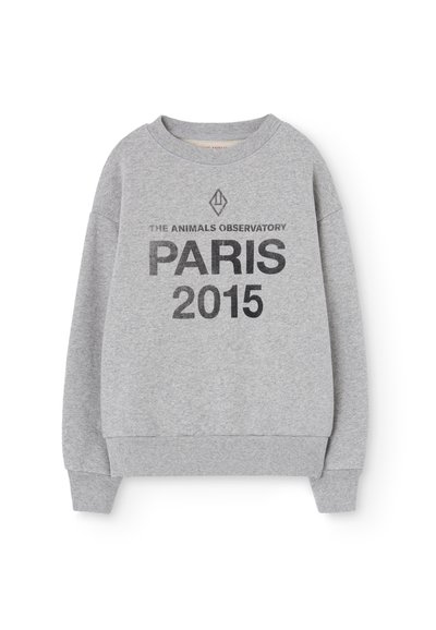 Sudadera gris con cuello redondo y mangas largas. Presenta texto negro: "THE ANIMALS OBSERVATORY PARIS 2015" impreso en la parte frontal.