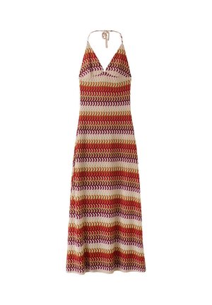Vestido de crochet sin mangas con cuello halter y rayas horizontales onduladas rojas, amarillas, crema y moradas sobre fondo blanco.