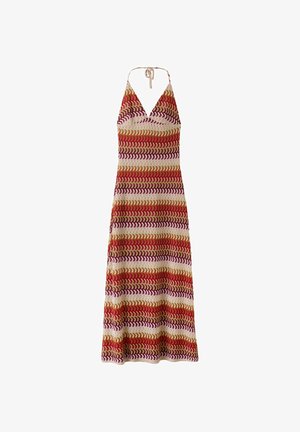 Abito all'uncinetto senza maniche con scollo all'americana con righe orizzontali ondulate rosse, gialle, crema e viola su sfondo bianco.