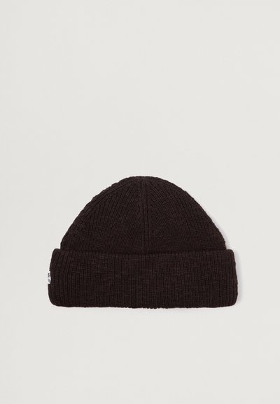 Sort strikket beanie-hat med ribbet tekstur, der har en fold-over kant og en rund top. Materialet ser blødt og strækbart ud.