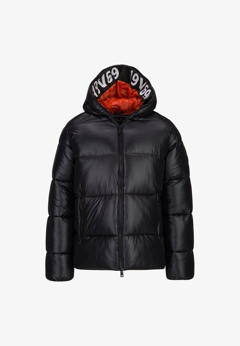 Zwarte pufferjas met capuchon, voorzien van een glanzende buitenkant, oranje voering, ritssluiting en witte logodetails aan de binnenkant van de capuchon.