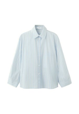 Cămașă albastru deschis cu mâneci lungi, nasturi și dungi verticale albe și galbene, cu un singur buzunar la piept.