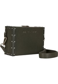 Sacoche rectangulaire en simili cuir vert avec des clous argentés et le logo métallique "RETERNITY", dotée d'une bandoulière amovible et d'un fermoir élégant.