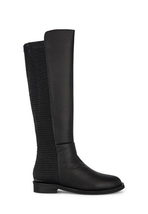 Bottes noires montantes en cuir lisse à l'avant et en maille texturée à l'arrière, avec une semelle plate et un design à bout rond.