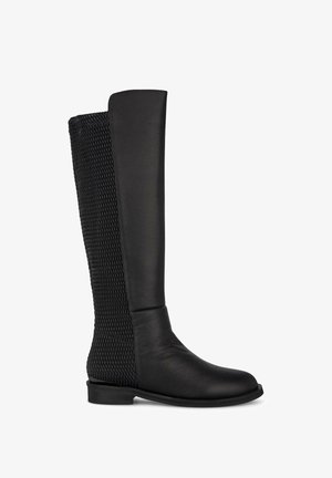 Botas negras hasta la rodilla con un frente de cuero liso y un dorso de malla texturizada, con una suela plana y un diseño de puntera redonda.