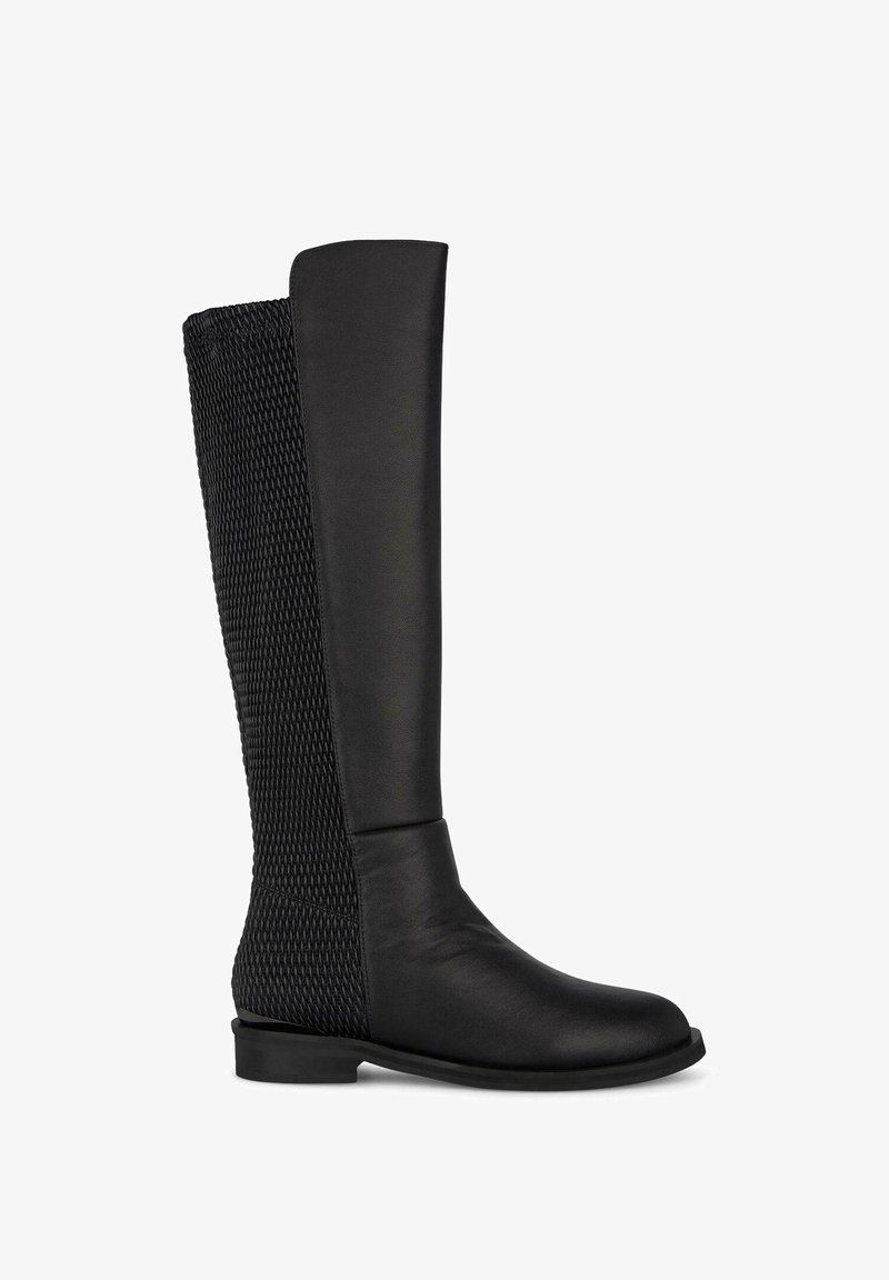 Botas negras hasta la rodilla con un frente de cuero liso y un dorso de malla texturizada, con una suela plana y un diseño de puntera redonda.