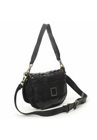 Bolso de hombro de cuero negro con borde trenzado, detalle cuadrado con tachuelas, correa ajustable y herrajes en tono dorado. Diseño compacto y estructurado.