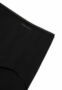 Braga negra de talle alto, hecha de tela suave. Presenta costuras planas y un logo de marca sutil, ofreciendo un aspecto y ajuste sin costuras.