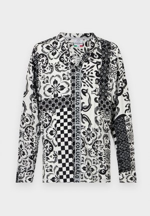 Chemise à manches longues boutonnée avec motifs floraux, damier et abstraits noirs et blancs, avec le texte « Carlo Colucci » sur la patte de boutonnage avant.