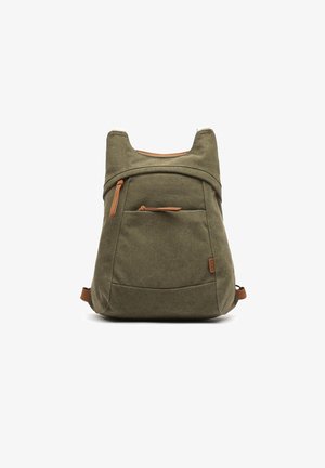 Batoh z olivově zeleného plátna s měkkou texturou, vybavený hnězím koženým táhlem zipu a několika kapsami pro uložení.