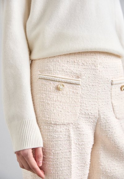 sandro PANTALON - Stoffhose - ecru/rose
