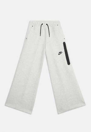 Светлосиви широки спортни панталони Nike с ластична талия, черен шнур, предни джобове и вертикален черен цип джоб на десния крак.