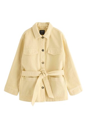 Lys beige jakke med knapper og krave, to brystlommer med klap, to store lommer nederst, lange ærmer og bælte i taljen bundet foran.