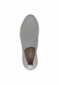 Világosszürke slip-on sneaker, texturált anyagból, kicsi fényvisszaverő pöttyökkel díszítve, sima fehér talppal és hátsó díszítéssel.