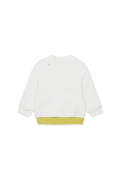 Vit sweatshirt med grön nederkant, raglanärmar och tryckknappar vid halsen. Mjuk textur, avslappnad design, inga synliga mönster.
