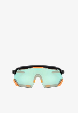 Occhiali da sole sportivi avvolgenti con lenti azzurro chiaro, montatura nera e accenti arancioni, progettati per attività all'aperto e protezione dal sole.