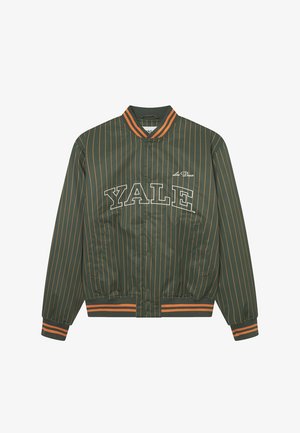 Casaco bomber em satin verde, com riscas verticais laranja, logótipo bordado "YALE", punhos elásticos e cintura elástica.