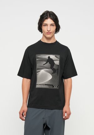 Tricou negru cu mânecă scurtă, decorat cu un print grafic al unui skater într-un design rectangular. Fabricat din material moale de bumbac.