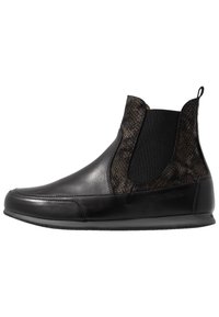 Botas de tobillo de cuero negro con un panel elástico texturizado de patrón serpiente oscuro, punta redondeada y suela de goma plana. Diseño minimalista.