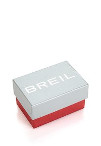 Zilveren en rode kartonnen cadeaubox met een gladde textuur; voorzien van "BREIL" in grote witte letters op het bovenoppervlak.