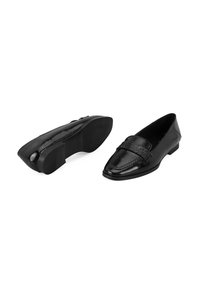 Zwarte gepatineerde loafers met een gestructureerde band over de voorkant. Heeft een spitse neus en een lage, platte hak. Gladde afwerking en slank ontwerp.