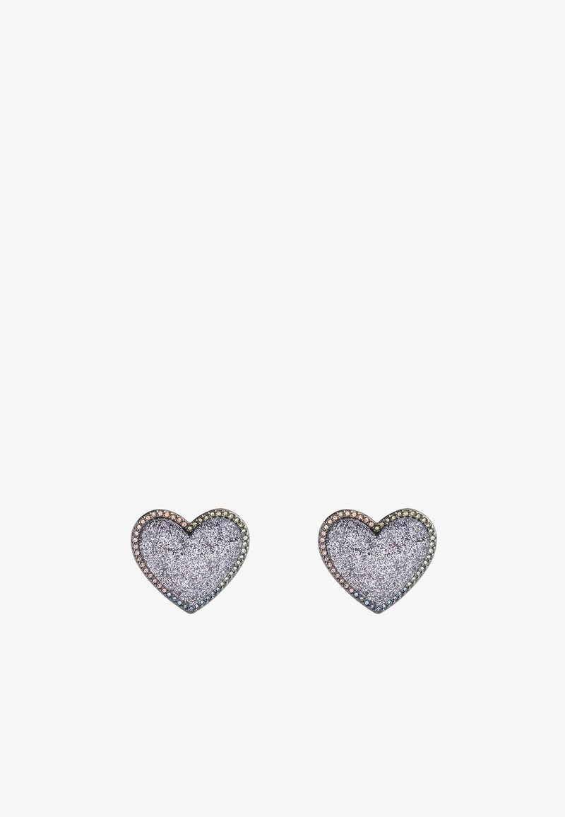 Boucles d'oreilles en forme de cœur avec une surface violette brillant, entourée d'une bordure métallique ornée de petites pierres multicolores.
