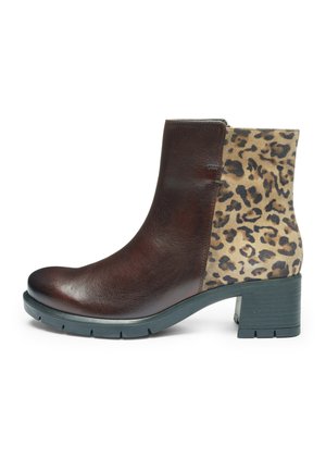Knöchelhoher Stiefel mit dunkelbraunem Leder vorne und Leopardenmuster Wildleder hinten, ausgestattet mit einem klobigen schwarzen Absatz und Gummisohle.