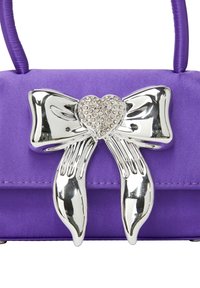 Borsa viola con un luccicante gancio a forma di fiocco argento, con un cuore incastonato di strass trasparenti al centro.