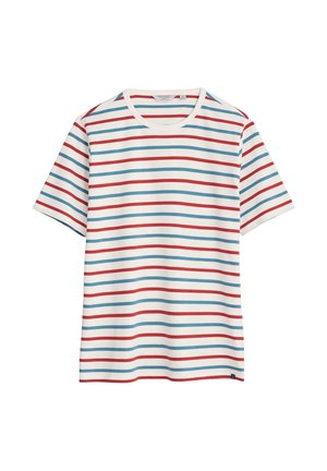 Biały T-shirt z krótkim rękawem, z czerwono-niebieskimi poziomymi paskami, okrągłym dekoltem i małą tkaną metką przy dolnym brzegu.