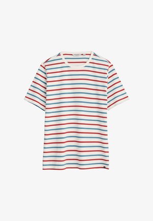 Maglietta bianca a maniche corte con strisce orizzontali rosse e blu, girocollo e una piccola etichetta di stoffa sull'orlo inferiore.
