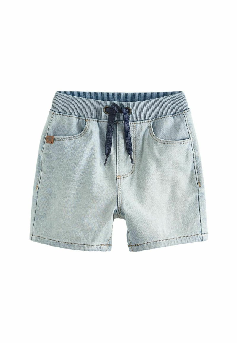 Shorts en denim bleu clair avec une taille élastique, un cordon de serrage, deux poches avant et des coutures contrastantes en marine.