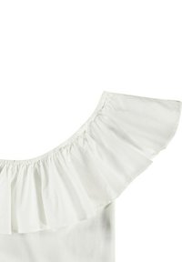 Witte top met een ruches off-the-shoulder ontwerp en geplooide textuur bij de halslijn, gemaakt van lichte stof.