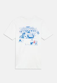 Bílý tričko s modrou ilustrací stadionu, stánku s jídlem, osoby se psem a osoby sedící na lavičce, která krmí holuby.