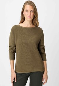 Olivgrüner, gestrickter Pullover mit weitem Ausschnitt, langen Ärmeln und strukturierter Oberfläche. Enthält ein kleines Logo unten links.