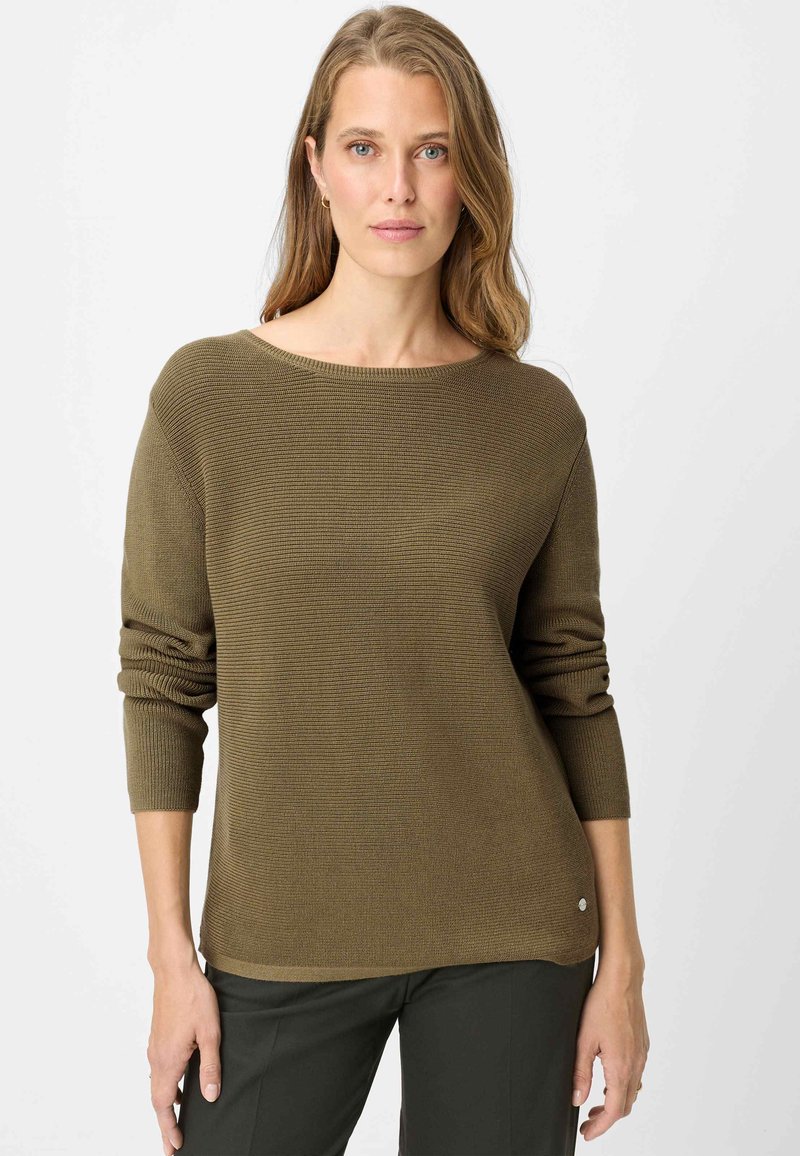 Olivgrüner, gestrickter Pullover mit weitem Ausschnitt, langen Ärmeln und strukturierter Oberfläche. Enthält ein kleines Logo unten links.