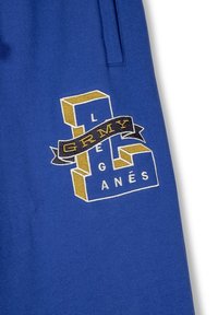 Der Stoff des blauen Sweatshirts zeichnet sich durch ein grafisches Design mit Blockbuchstaben und einem schwarzen Band aus. Auffällige Texte sind "GRMY" und "LEGANÉS."