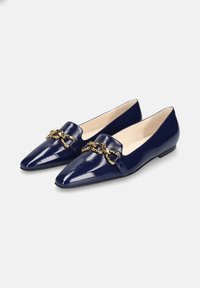 Marineblauwe gepatenteerde leren ballerina's met spitse neuzen, gouden kettingdetail op de wreef en een lage zwarte hak. Gladde textuur en minimalistisch ontwerp.