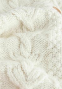 Écharpe en crème tricotée avec un motif texturé comprenant des torsades et une finition douce et duveteuse, offrant une apparence chaleureuse et confortable.