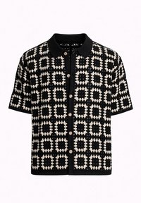 Schwarz-weißes Kurzarm-Cardigan mit Knopfleiste, geometrischem Quadratmuster und einem einfarbigen schwarzen Kragen.