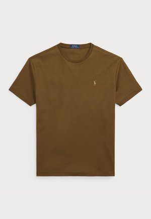 Brun bomull t-skjorte med rund hals, korte ermer, og en liten brodert logo på brystet. Glatt tekstur, uformelt design.