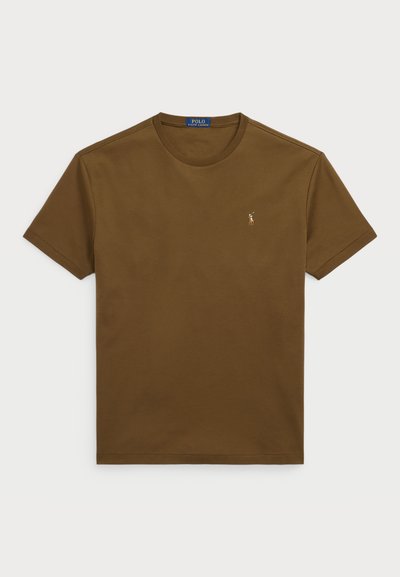 Pruun puuvillane T-särk, millel on ümar kaelus, lühikesed varrukad ja väike tikandid logoga rinnal. Sile tekstuur, igapäevane disain.