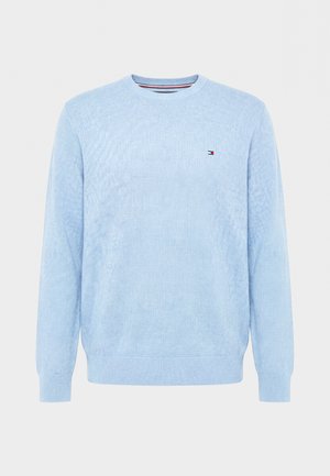 Suéter de cuello redondo azul claro con textura, manga larga y pequeño logo de la bandera de Tommy Hilfiger en el pecho izquierdo.
