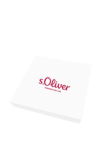 Weiße quadratische Verpackungsbox mit rotem "s.Oliver"-Logo und dem Text "FASHION FOR LIFE", minimalistisches Design, glatte Textur.