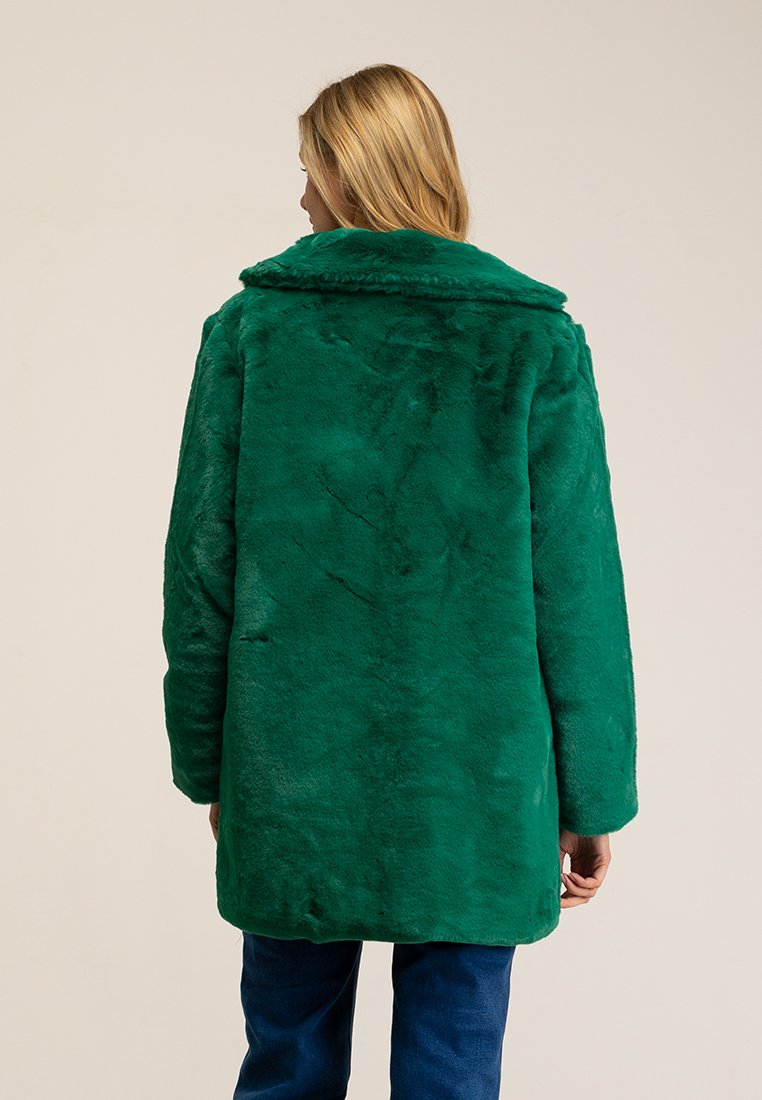 Cappotto in pelliccia ecologica verde con ampio colletto, maniche lunghe e vestibilità morbida. Tessuto morbido e colore ricco con cuciture visibili sul retro.