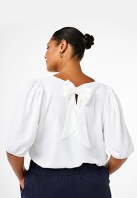 Zizzi MIT KURZEM ARM UND SCHLEIFE HINTEN - Blūze - bright white