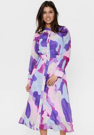 Hemdblusenkleid mit lockerer Passform, das ein buntes abstraktes Muster in lila, pink und blauen Farbtönen aufweist, aus leichtem Stoff gefertigt.