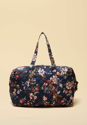 Granatowa pikowana torba sportowa z kwiatowym wzorem, wyposażona w podwójne uchwyty i zapięcie na zamek. Miękki materiał z przeszyciami tworzącymi wzór diamentu.